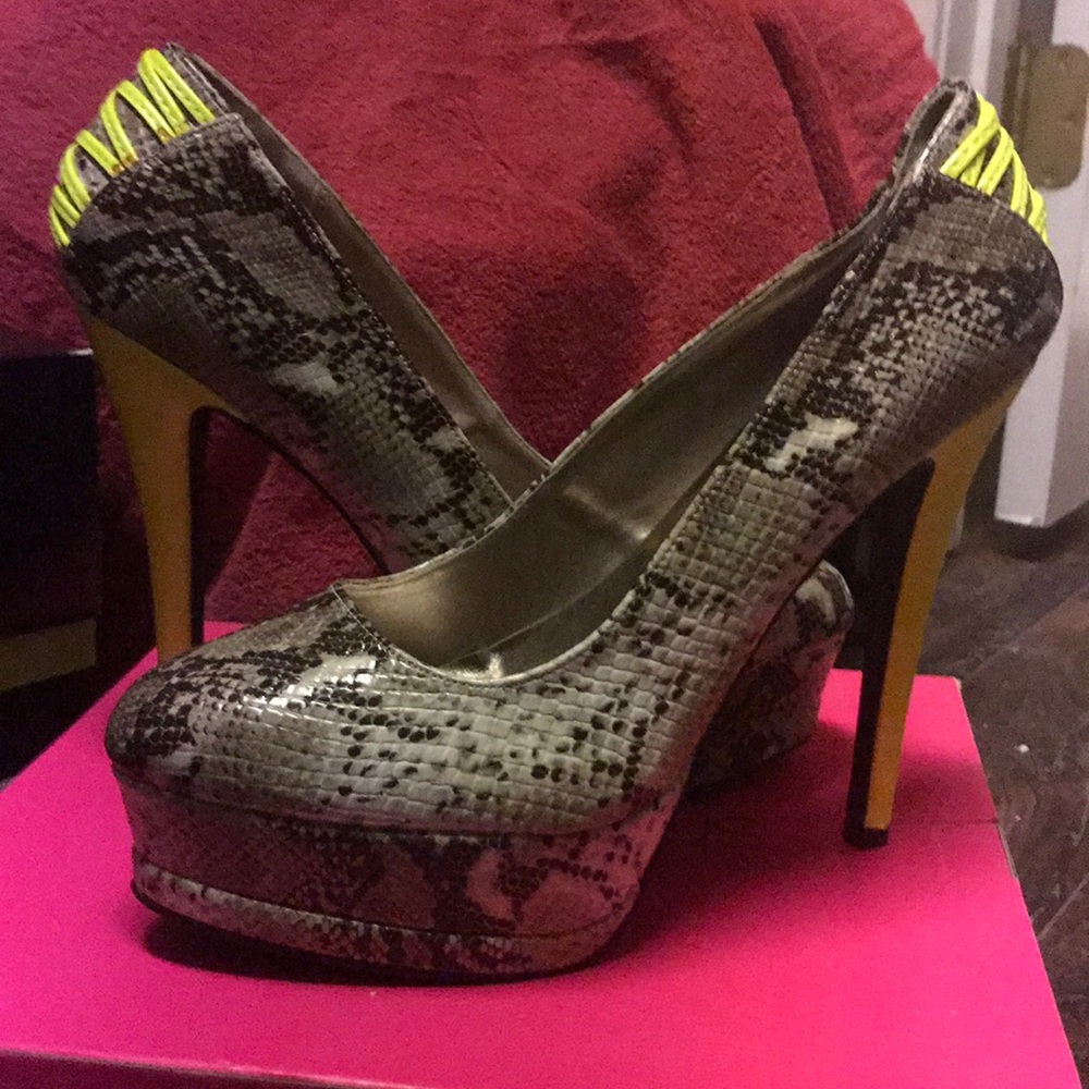 Snake skinned pumps